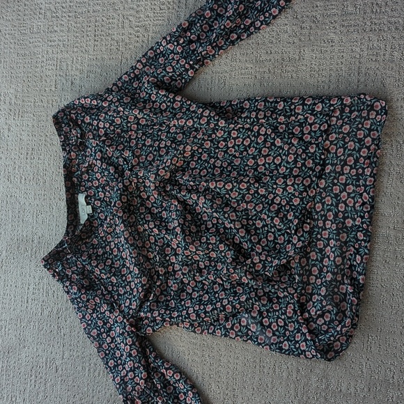 A shirt - Picture 1 of 3